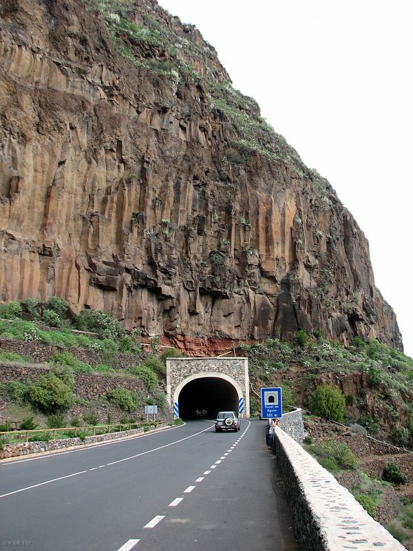 Jadąc krętymi drogami wyspy, co chwila przejeżdża się przez ciemne tunele wykute na przestrzał przez skały, Gomera