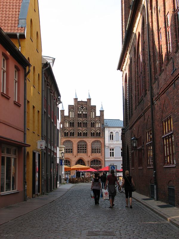 Stare Miasto w Stralsund, w głębi kamienica Wulflama