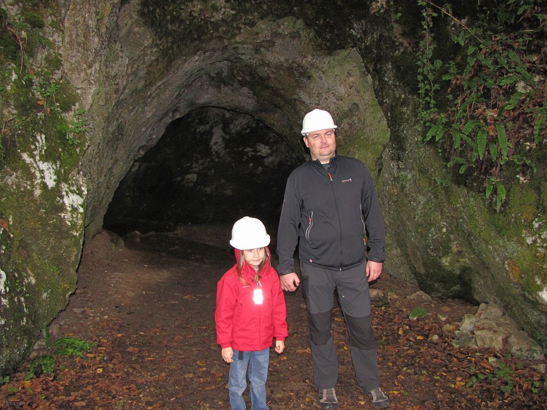 Przed jaskinią Barać, Rakovica