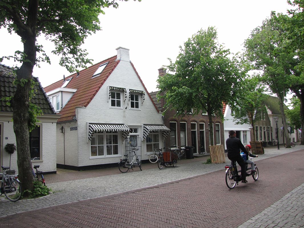 Głowna i jedyna ulica miasteczka Oost-Vlieland