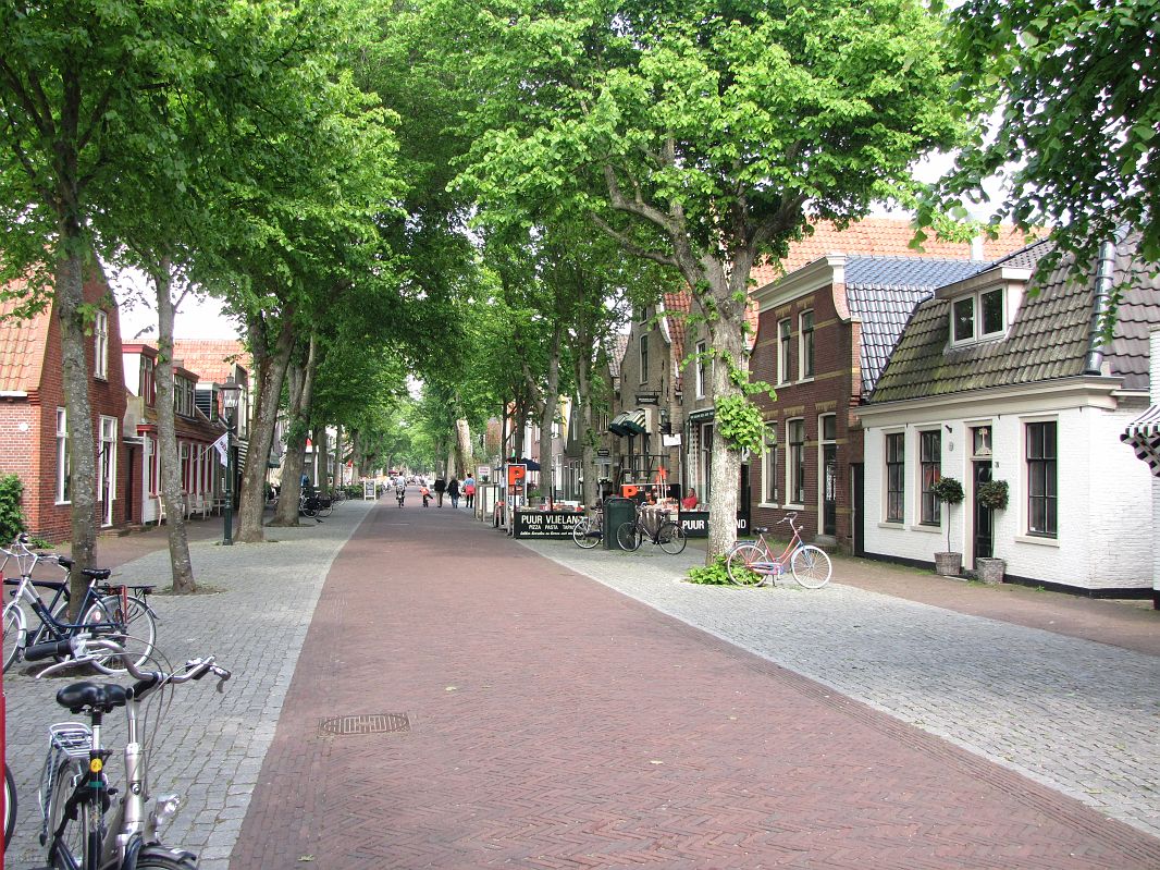 Oost-Vlieland - głowna ulica miasteczka