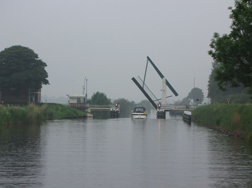 W drodze z Lauwersoog do Dokkum – most w Engwierum
