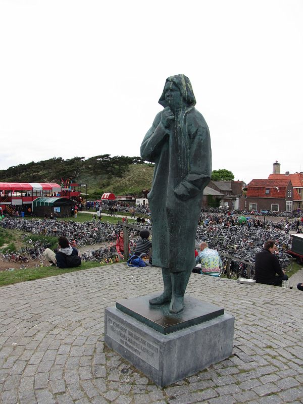 Pomnik tym, co nie wrócli z morza West-Terschelling (w tle Oerol Festival)