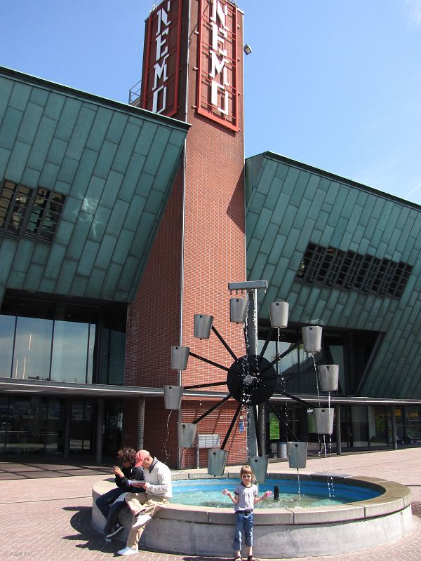 Zegar wodny przed Nemo, Amsterdam
