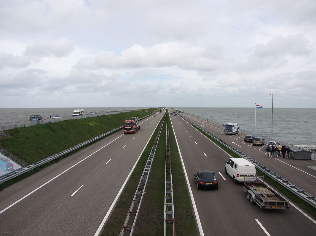 Autostrada biegnąca po tamie Afsluitdijk