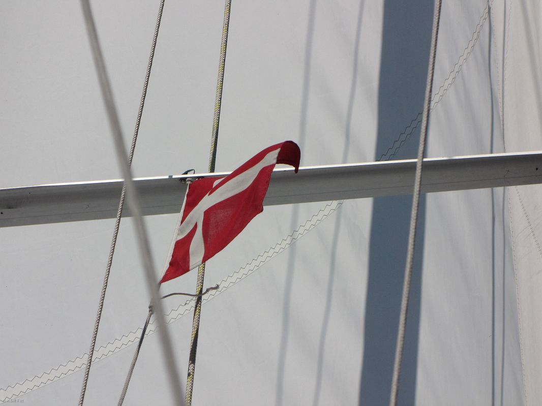 Duńska bandera pod salingiem