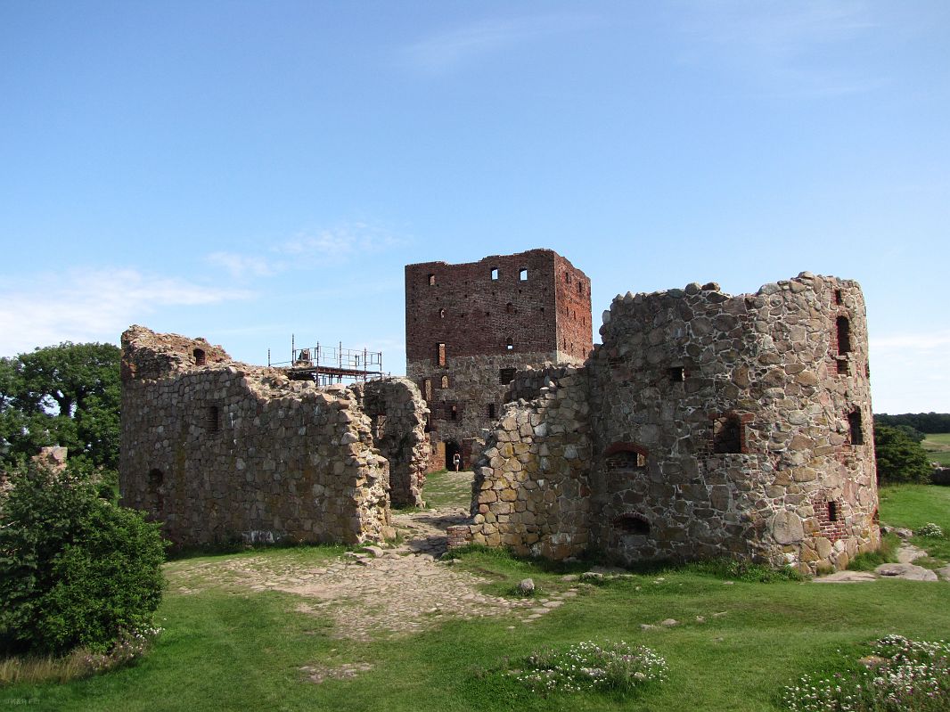W centralnym punkcie zamku znajduje się wieża Mantletarnet