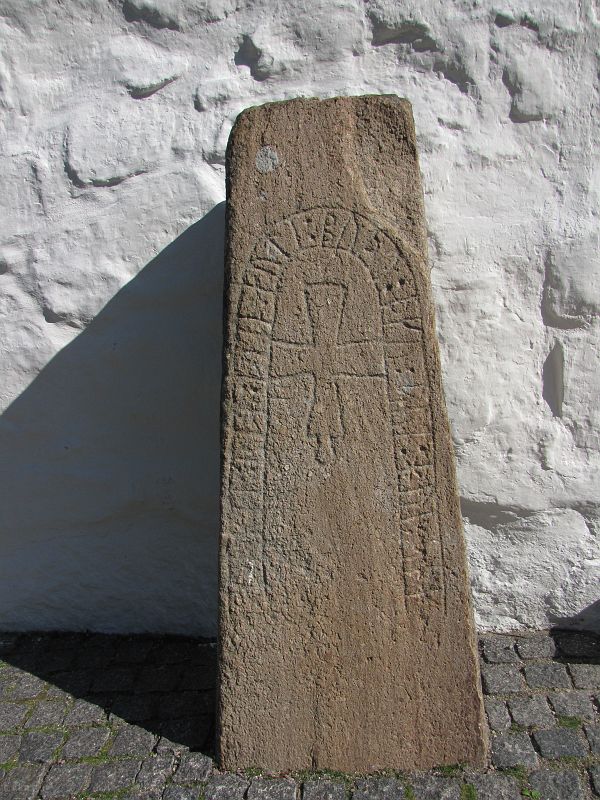 Kamień z tekstami runicznymi o treści chrześcijańskiej (co jest rzadkością). Pochodzi z około 1070 r.