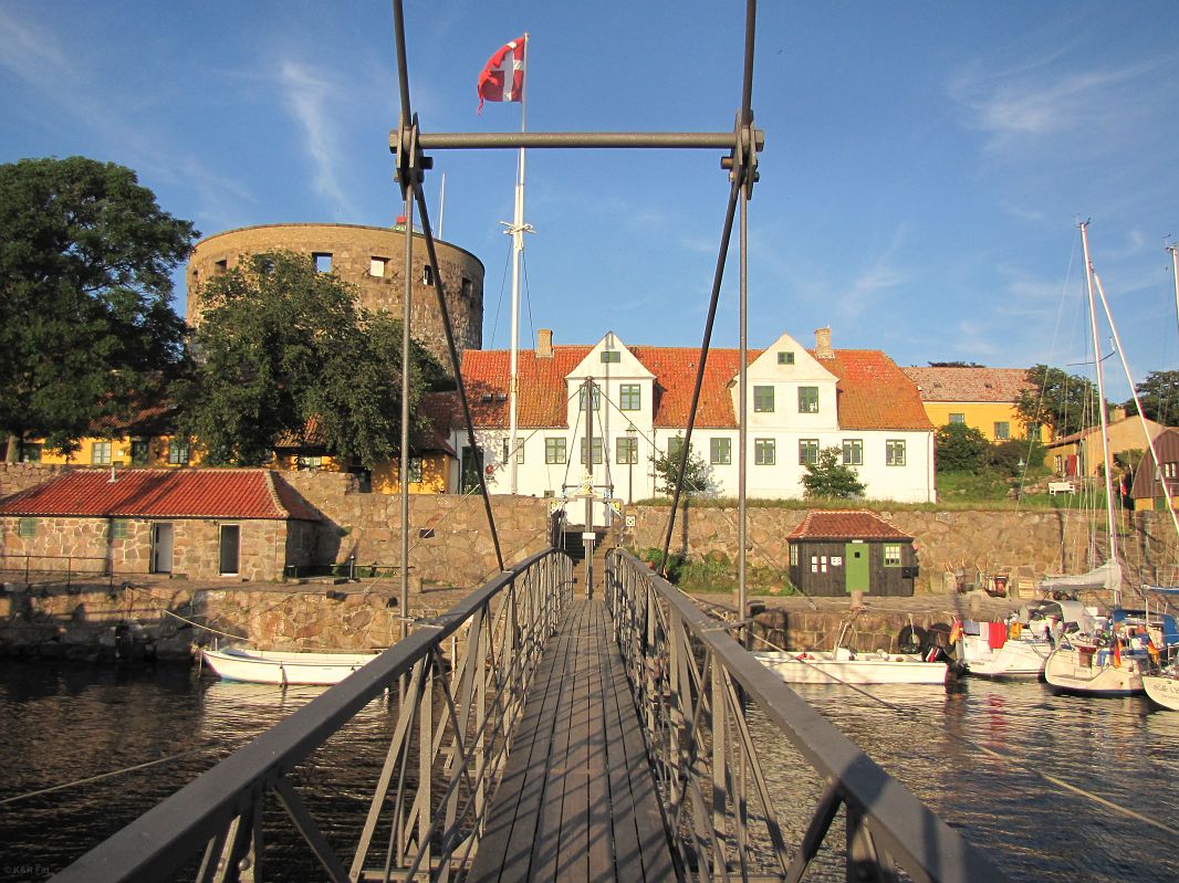Na Christiansø i Frederiksø, których łączna powierzchnia nie przekracza 26 ha, przez cały rok mieszka około 100 osób.