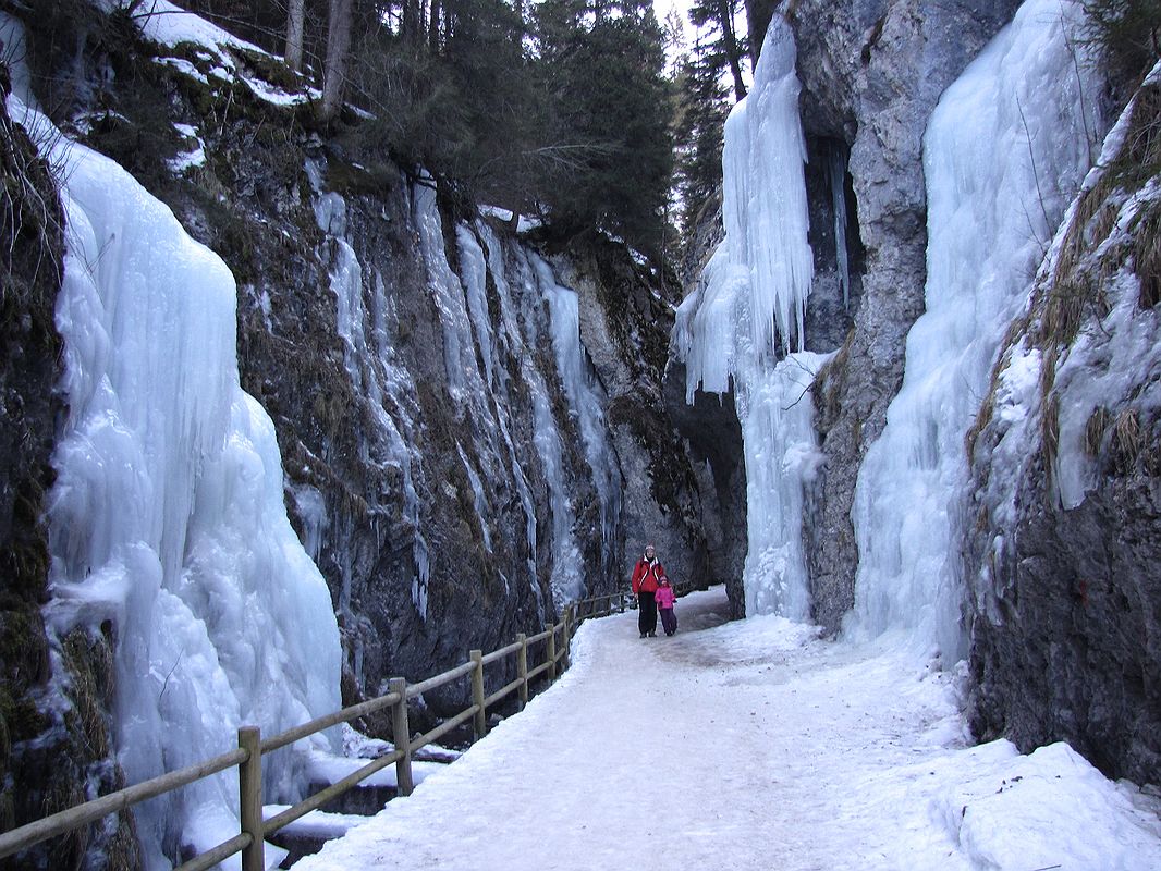 Serrai di Sottoguda - wąski kanion z zamarzniętymi wodospadami