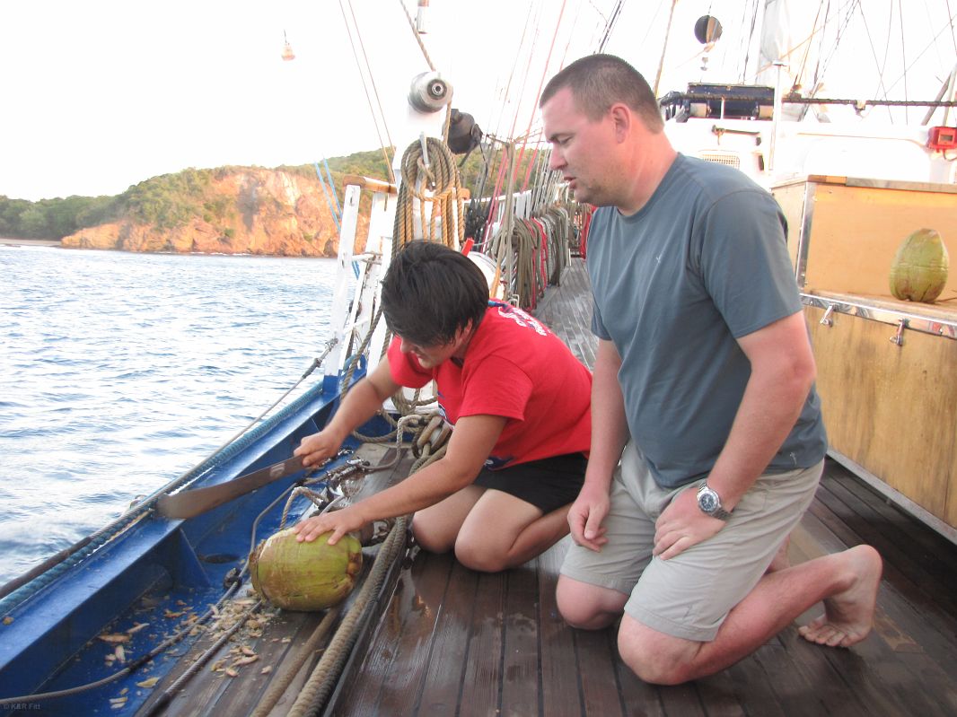 Akcja łupania orzecha kokosowego, Saline Bay, Mayreau