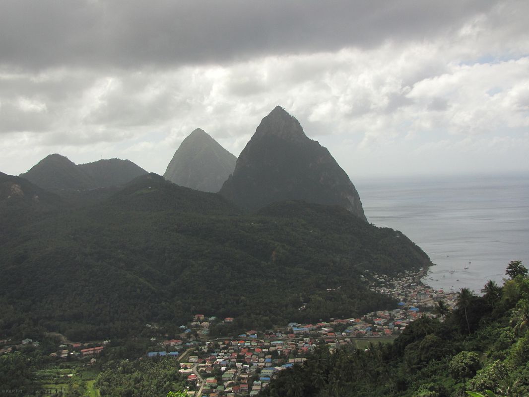 Widok na Soufriere i dwa bliźniacze szczyty Pitons, St. Lucia