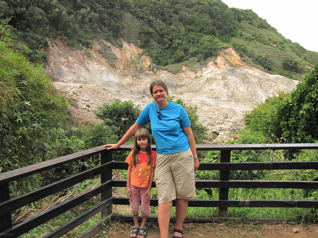 Źródła siarkowe znajdują się w najcieńszym miejscu powłoki ogromnego zapadniętego krateru, który był rezultatem bardzo wzmożonej działalności wulkanicznej przed około 40 000 lat, St. Lucia
