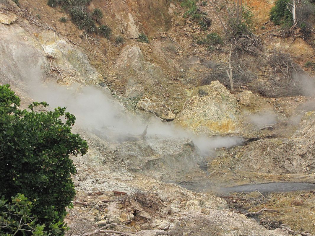 Temperatura przegrzanej pary wodnej wydobywającej się z krateru osiąga 170 °C, St. Lucia