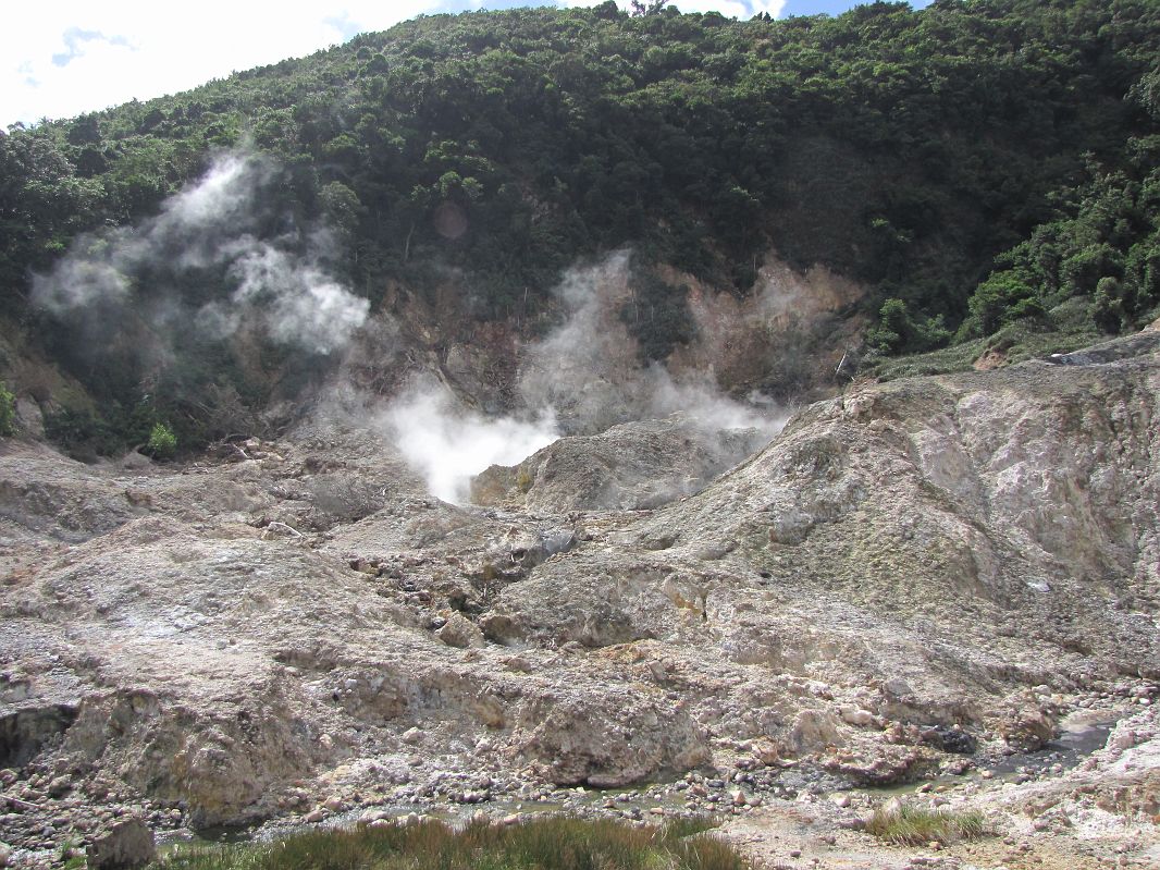 W pobliżu krateru wyczuwa się silny zapach siarkowodoru , St. Lucia