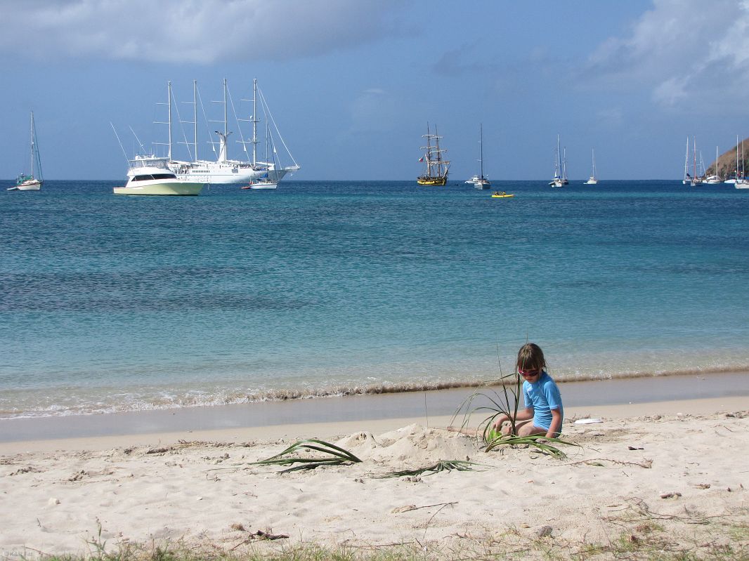 Marysia buduje piaskowy tron na plaży w Rodney Bay, St.Lucia