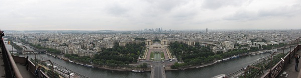 Widok z Wieży Eiffle'a na Trocadero i dzielnice La Defense