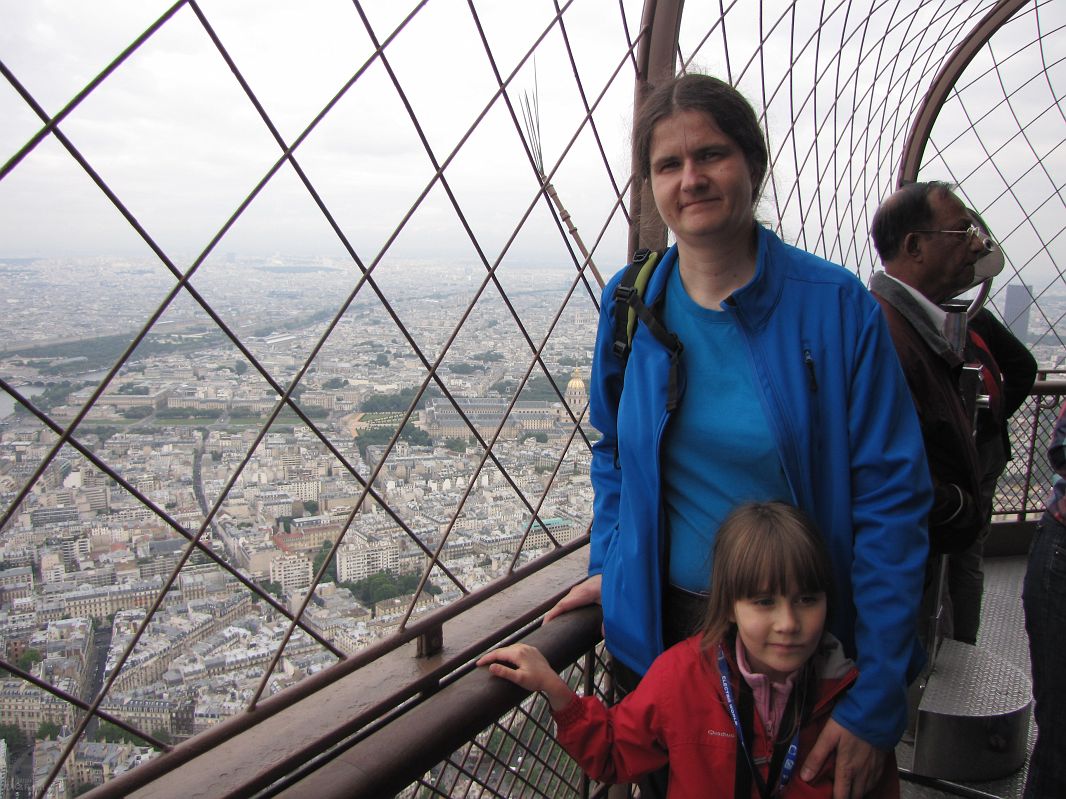Na najwyższym tarasie Wieży Eiﬄe'a, Paryż