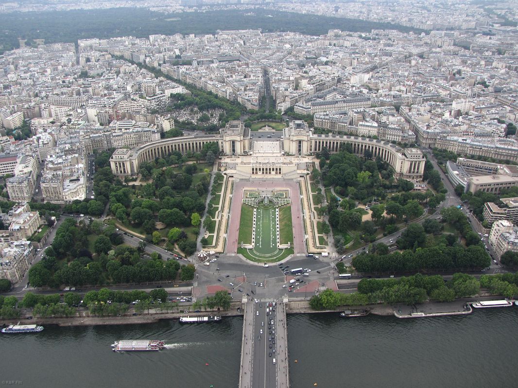 Widok z Wieży Eiﬄe'a na Trocadero