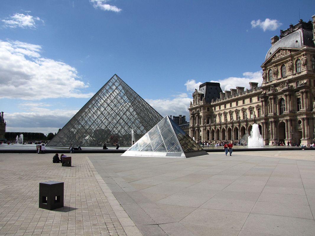 Piramidy na dziedzińcu Luwru, Paryż