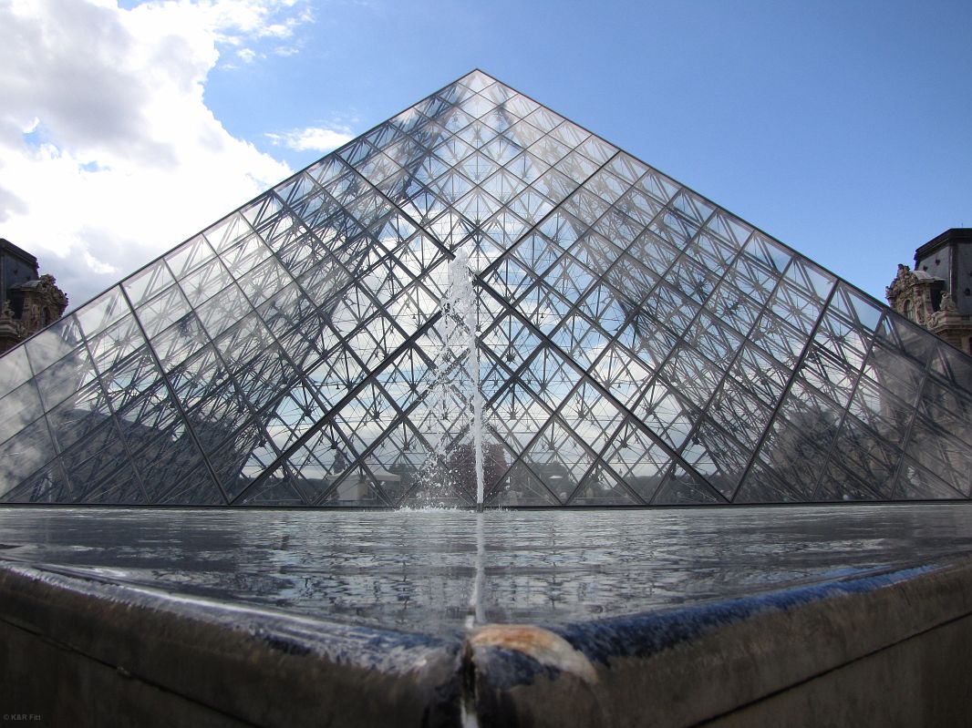 Największa piramida stanowi wejście dla turystów, Paryż