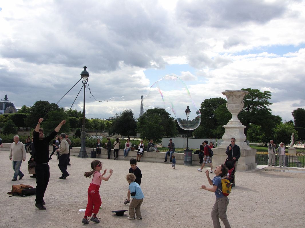 Zabawa z bańkami mydlanymi w Ogrodzie Tuileries, Paryż