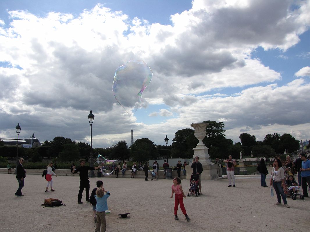 Zabawa z bańkami w Ogrodach Tuileries, Paryż
