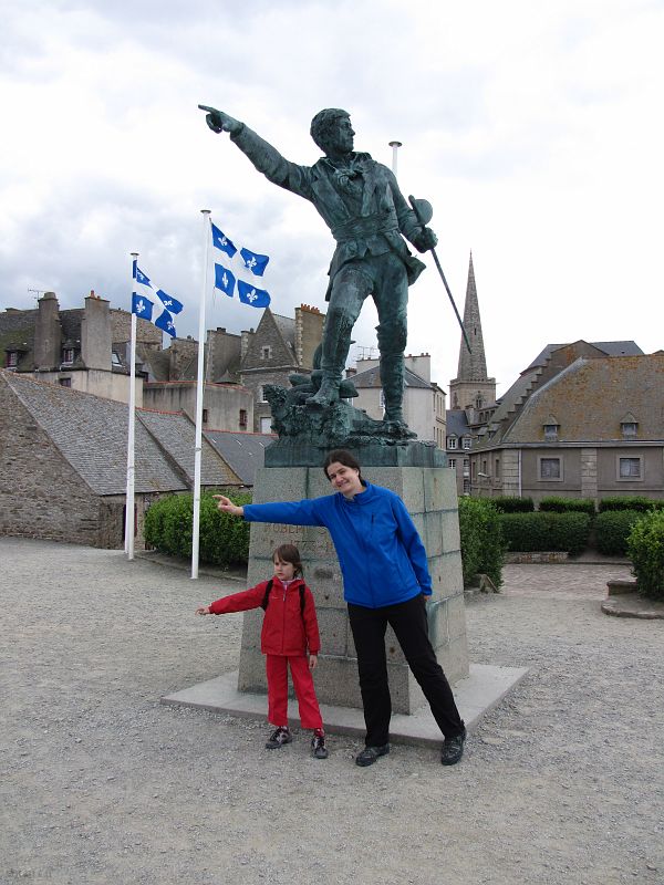 Przed pomnikiem Roberta Surcouf'a, St. Malo