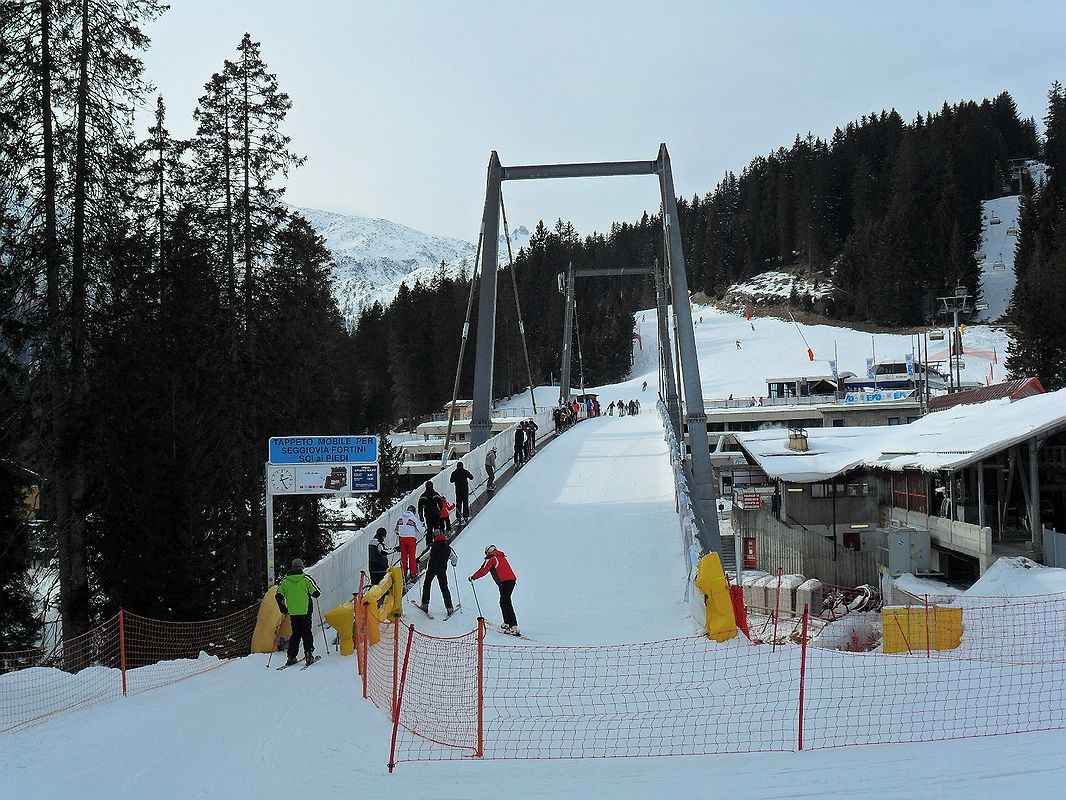 Mostek dla narciarzy z ruchomym chodnikiem