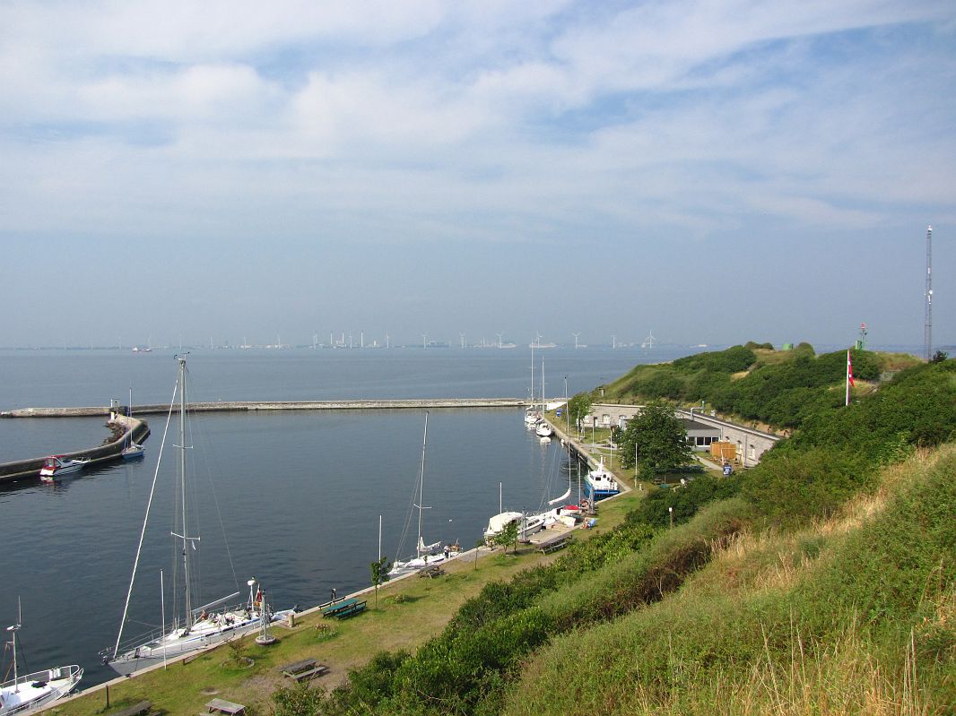 Widok z najwższego wzniesienia na wyspie (23 m n.p.m.) na fort i Kopenhagę