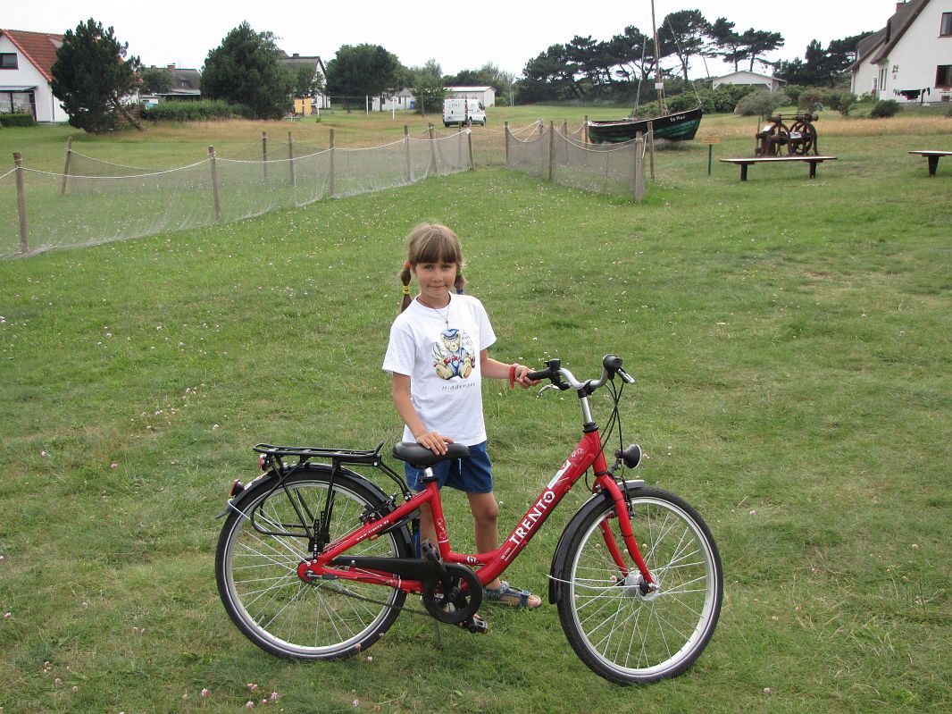 Marysia i jej piękny czerwony rower