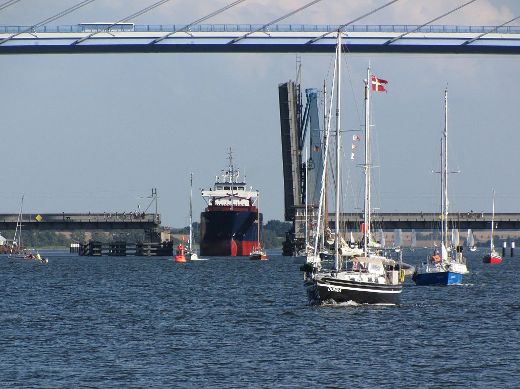 Całkiem spory statek przechodzący pod mostem w Stralsundzie