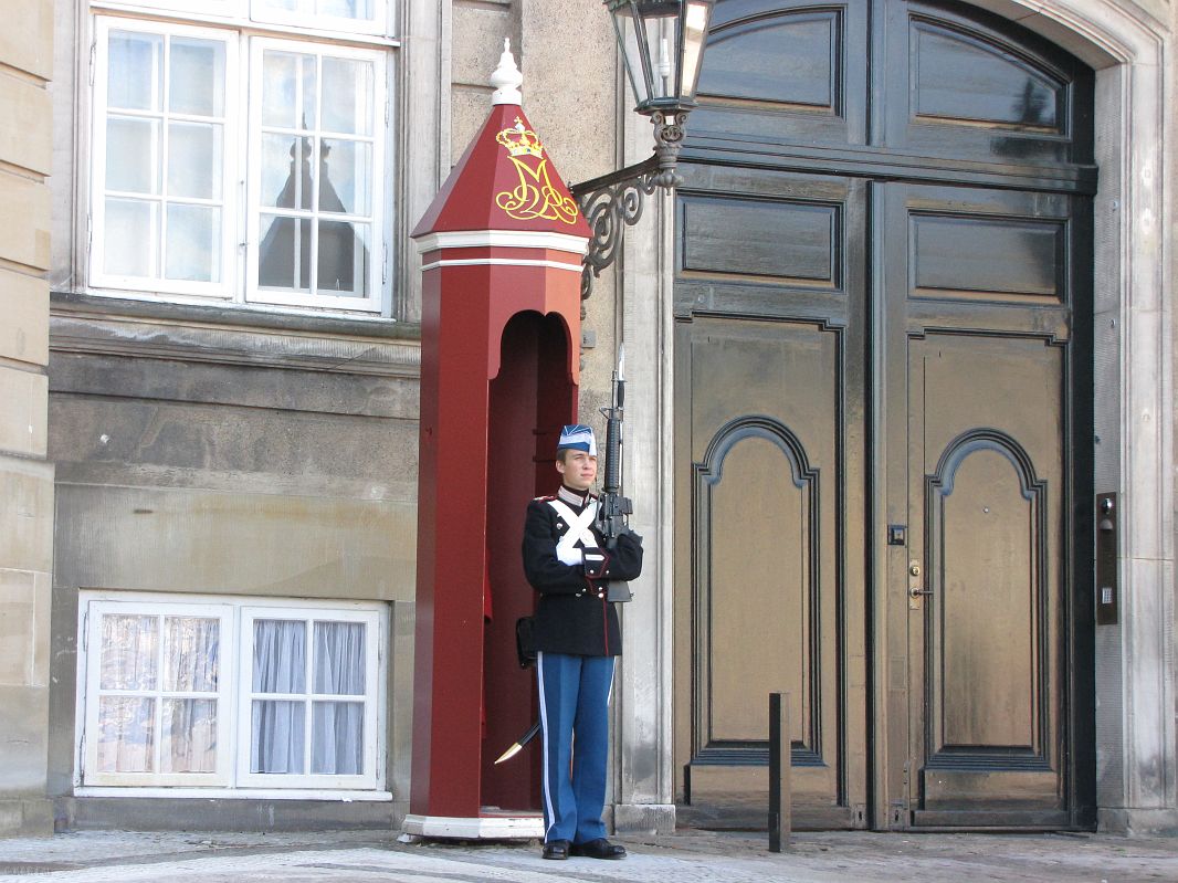 Żołnierz przed Pałacem Królewskim Amalienborg
