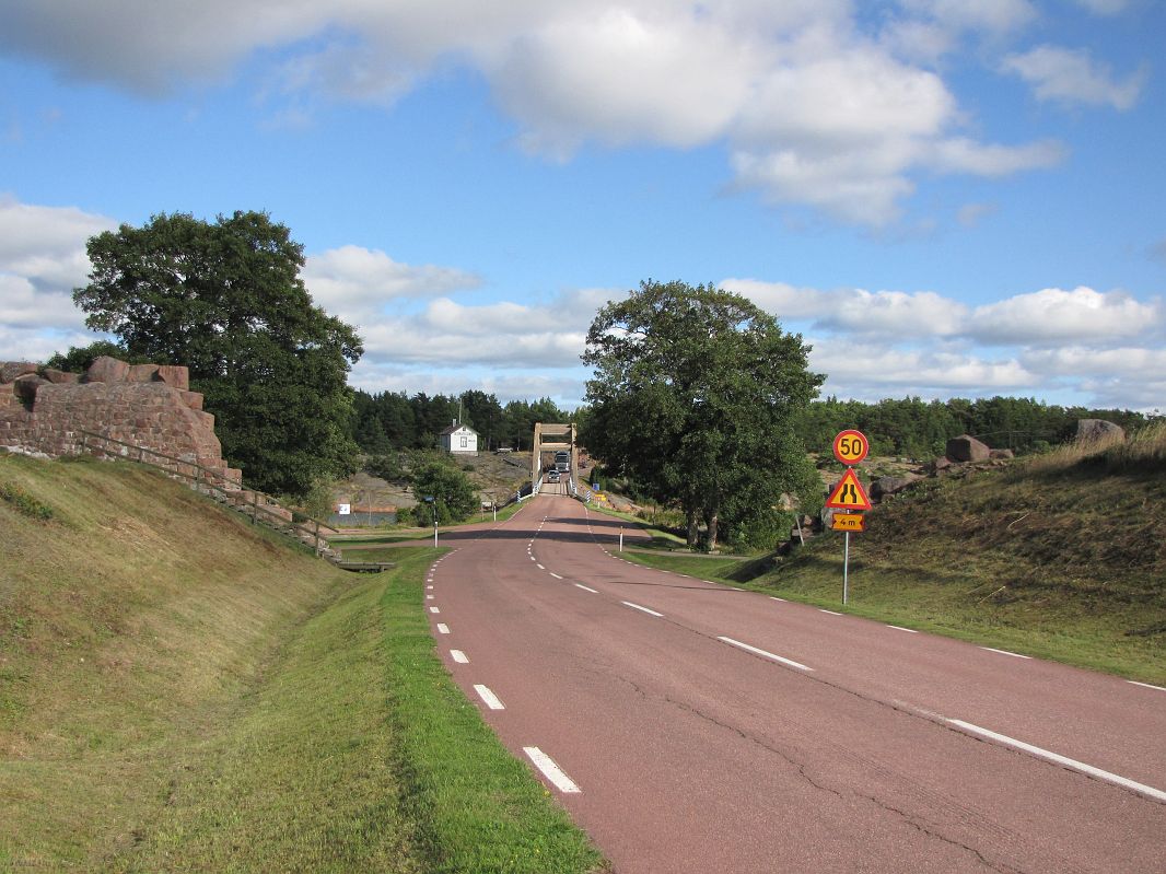 Droga na wyspę Prästö biegnąca poprzez ruiny twierdzy