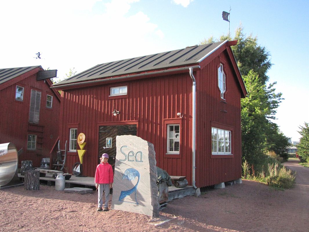 W Sjökvarteret znajdują się warsztaty szkutnicze, kowalskie, żaglomistrzowskie. Na żywo można tam oglądac proces budowy tradycyjnych łodzi.