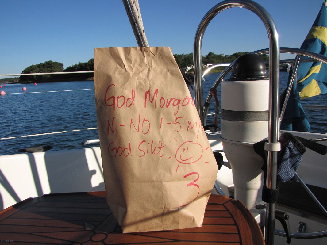 W tej torbie z napisaną na niej prognozą pogody jest świeżo upieczony chleb, który rano jeszcze ciepły dostarczono nam na jacht.