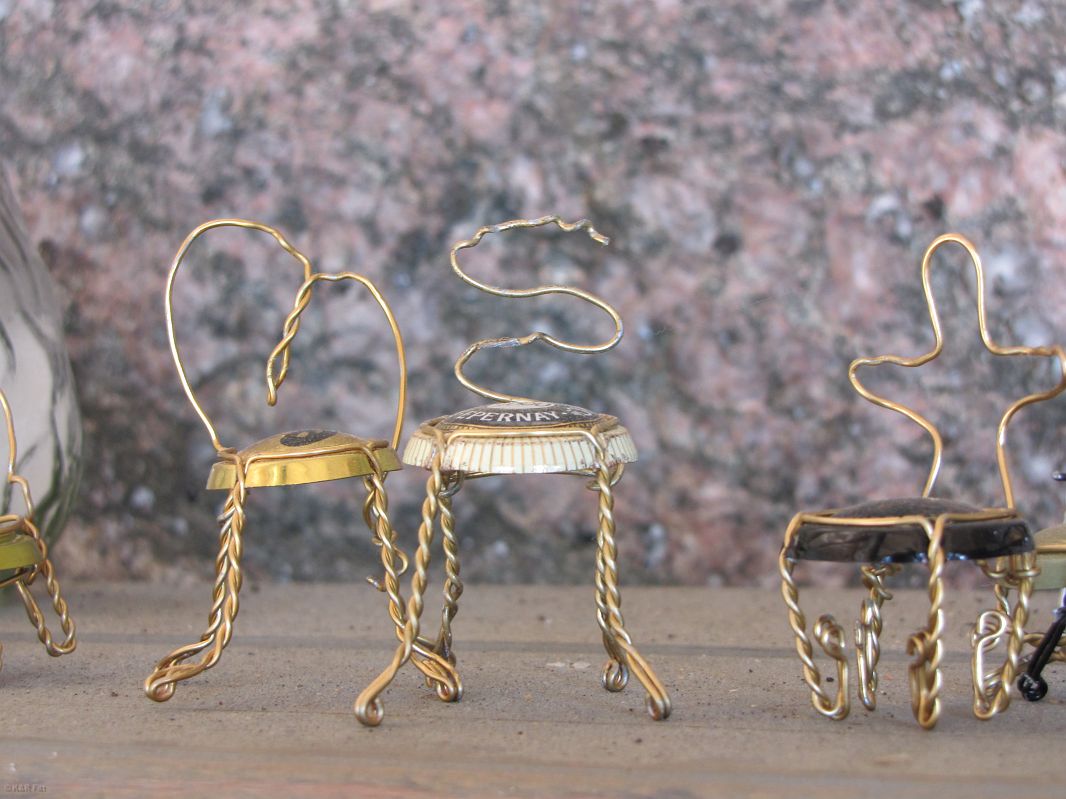Miniaturowe krzesełka z korków od szampana