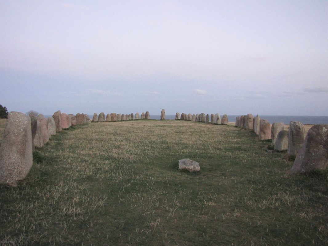 Według jednej z teorii Ales stenar to grobowiec z przełomu VI–VII wieku n. e., będący dziełem przodków wikingów.