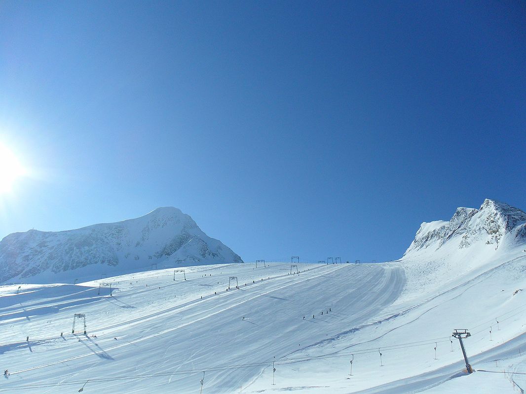 W kotle, pod szczytem Kitzsteinhorn, lodowiec o tej samej nazwie. Całoroczny ośrodek narciarski