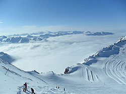 Białe zaśnieżone szczyty Alp