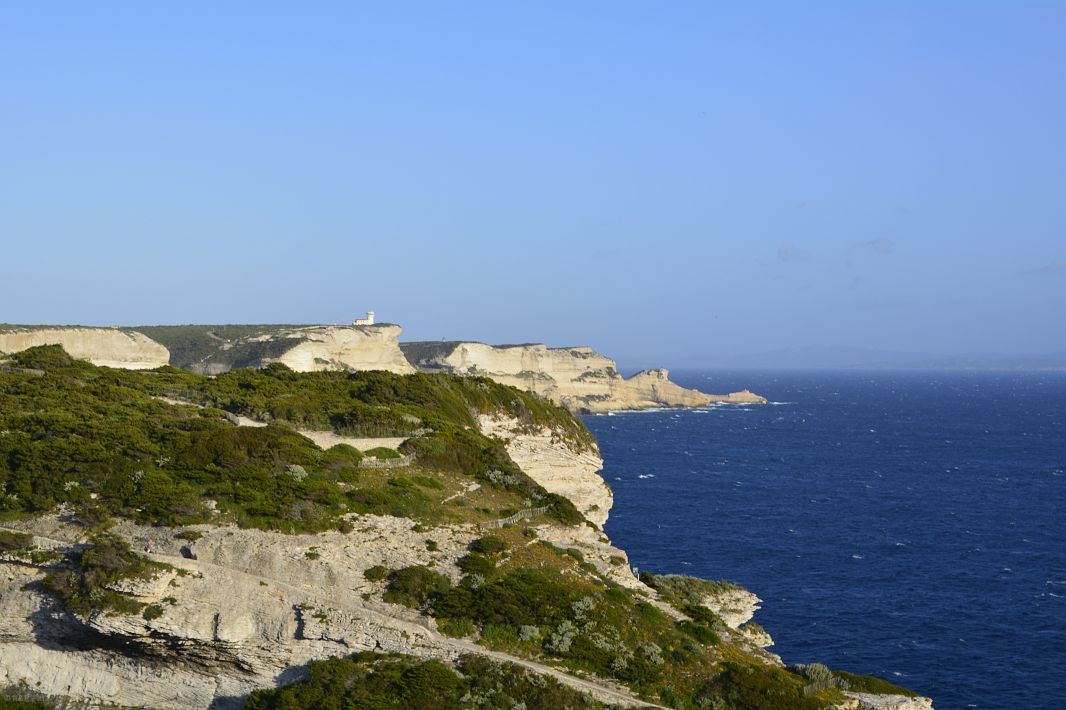 Widok na Cieśninę Bonifacio i Sardynię