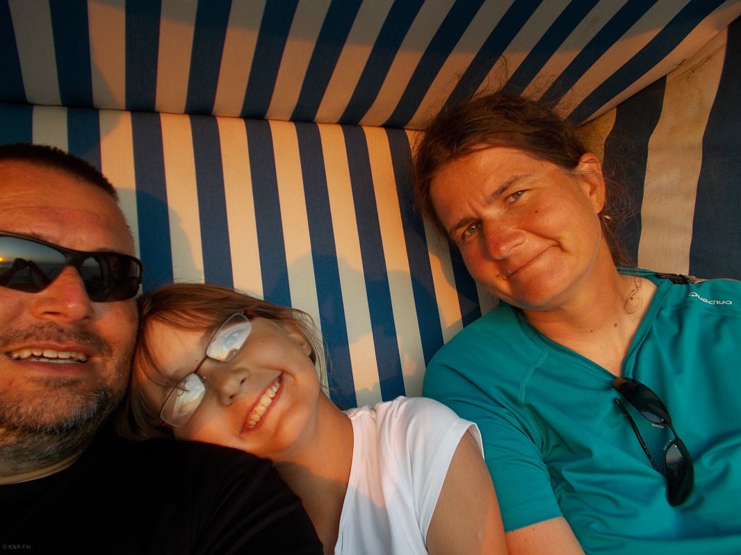 Rodzinne selfie w koszu plażowym w oczekiwaniu na zachód słońca