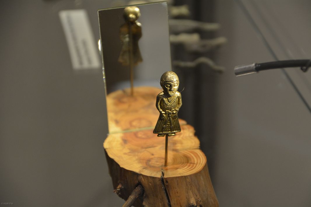 Złota figurka z czasów Wikingów znaleziona w kwietniu 2014 roku