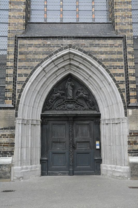 Portal przy wejściu do kościoła NMP