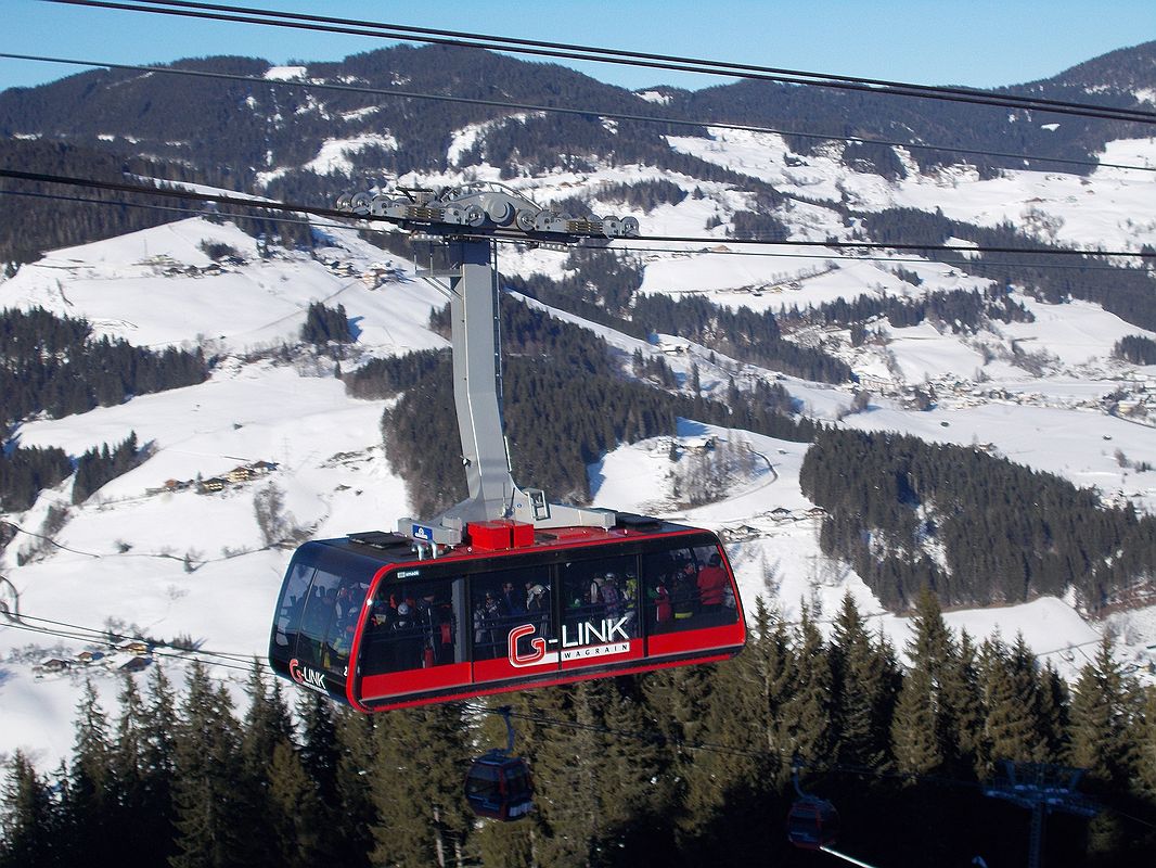 130-osobowy wagonik G-link łączący dwa regiony narciarskie