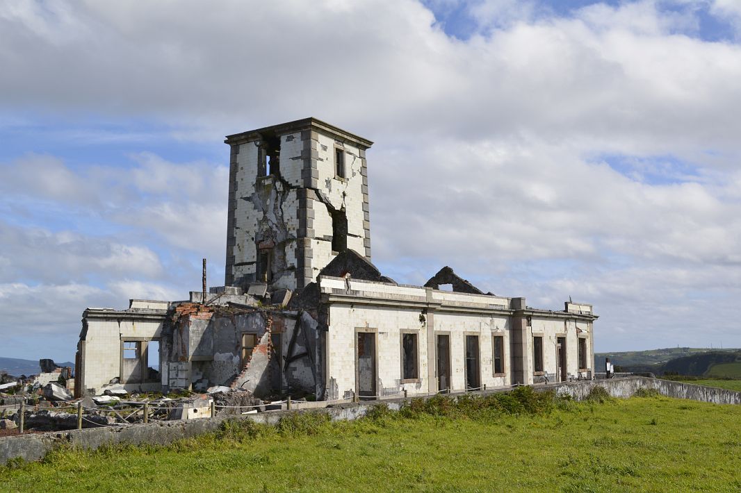 Ruiny latarni morskiej Ribeirinha, zburzonej przez trzęsienie ziemii w 1998 roku