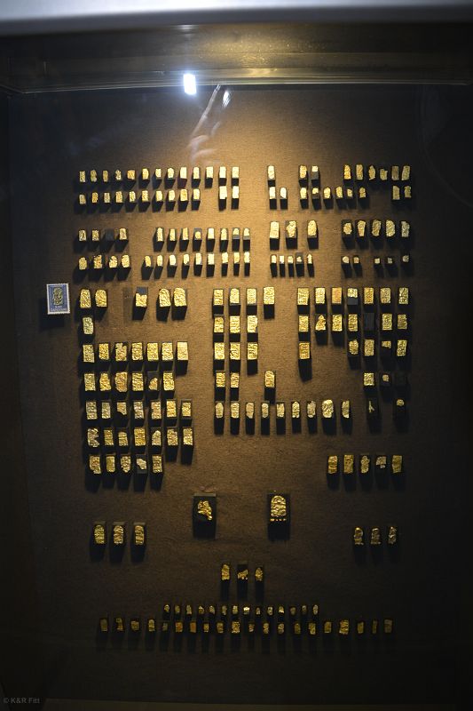 Złote blaszki z Epoki Żelaza, prawdopodobnie używane jako wota w świątyniach - Bornholms Museum, Rønne