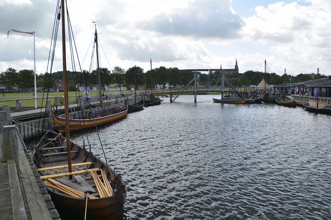 Port przy muzeum ze zrekonstruowanymi łodziami Wikingów