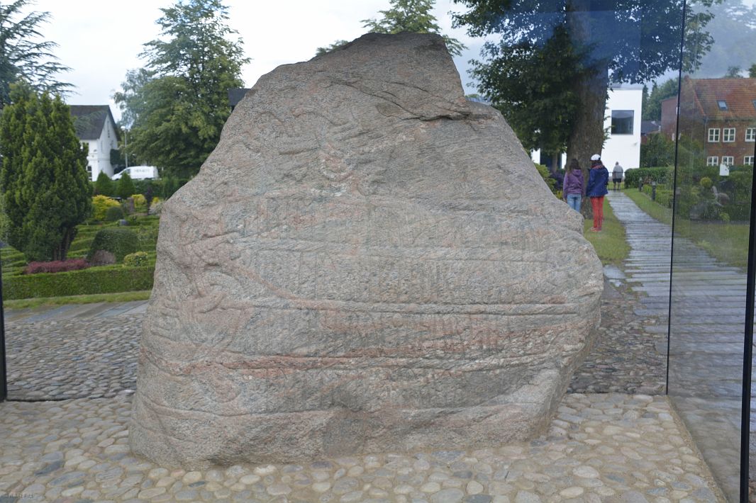 Kamień runiczny Haralda Sinozębego w Jelling