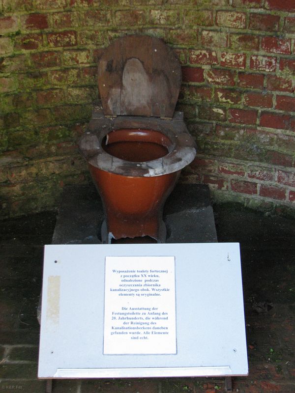 Wyposażenie toalety fortecznej z początku XX. wieku, odnalezione podczas oczyszczania pobliskiego zbiornika kanalizacyjnego. Wszystkie elementy są oryginalne.